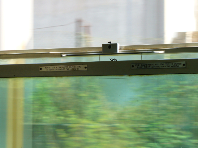 Blick auf ein (sowie aus einem) Zugfenster Zugfenster